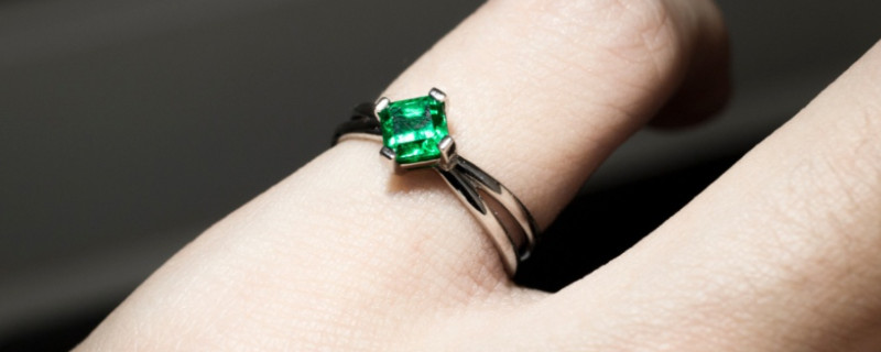 女生左手戴戒指的寓意