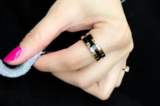 男生戒指的戴法图解左手