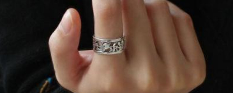 情侣钻戒应该戴在哪个