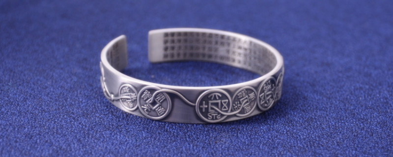 戴的银镯子突然变黑怎么回事