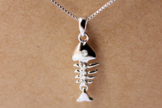 戴银项链会变黑是什么原因呢