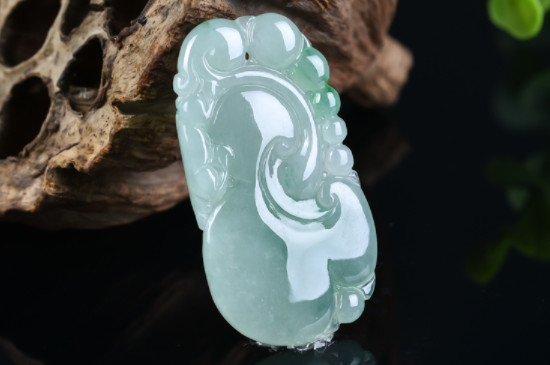 翡翠有裂纹还能戴吗