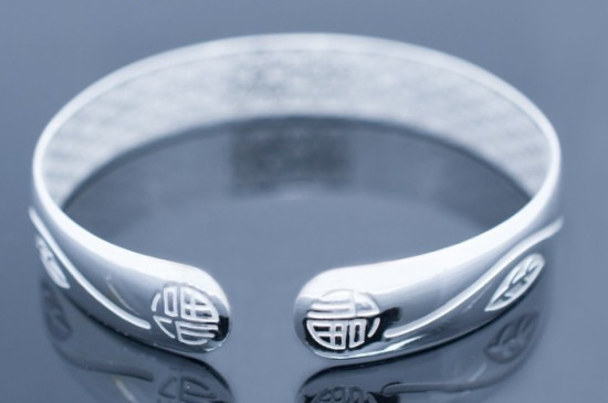 银手镯越戴越亮的原因