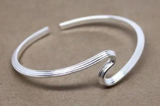 银手镯越戴越亮的原因