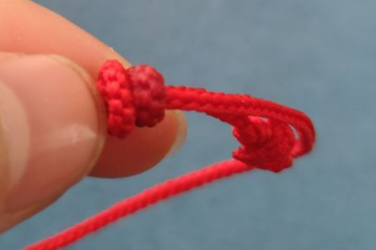 红绳项链吊坠怎么打结