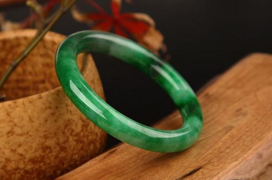 翡翠变黄了还能变回来吗