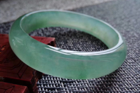 翡翠变黄了还能变回来吗