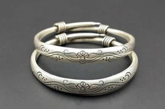 送母亲银手镯一只还是一对