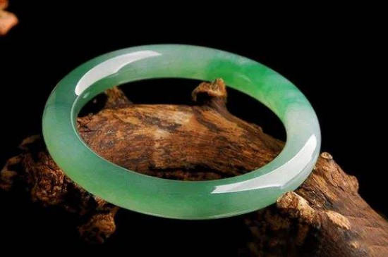 如何辨别翡翠手镯是真是假