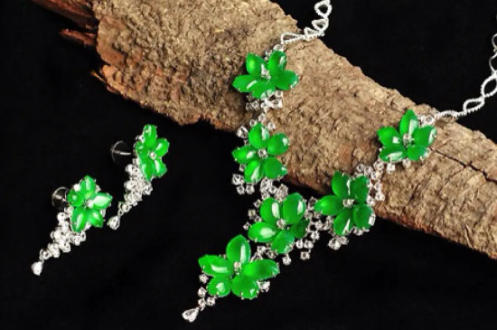 佘太玉和翡翠哪个养人