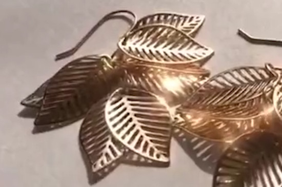 黄金首饰戴久了会变色吗