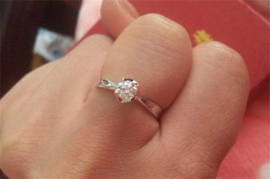 合成碳硅石戒指是什么