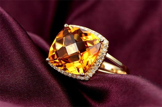 黄水晶变色是什么原因