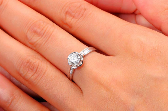 钻石颜色怎么看