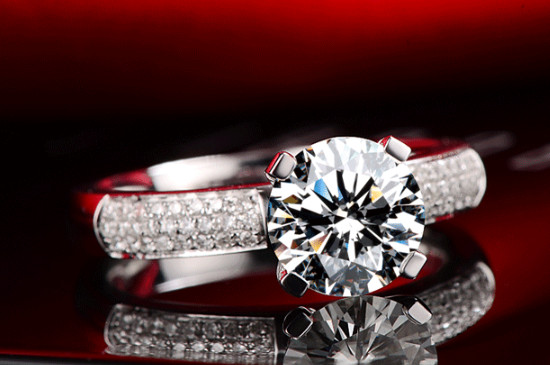 莫桑钻和钻石的区别在哪里