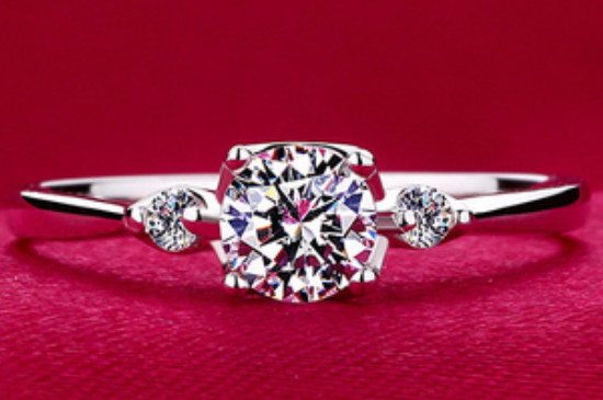 铂金戒指容易刮花吗