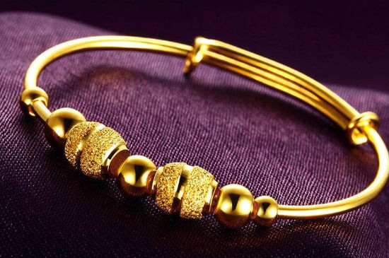 金镯子能和水晶一起戴吗