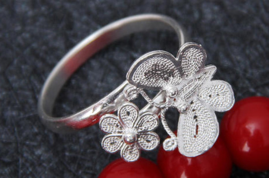 银饰和黄金首饰可以一起戴吗