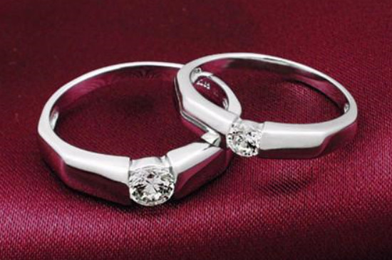 周大福的钻戒是莫桑石吗