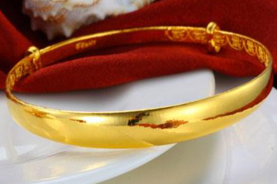 新买的黄金手镯有划痕正常吗