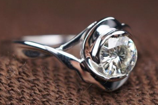 莫桑钻戒和真钻戒有什么不同