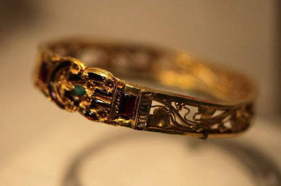 为什么有的黄金饰品有气孔