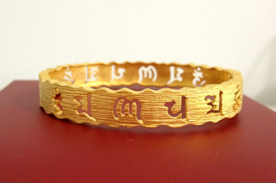 实心黄金手镯有小孔吗