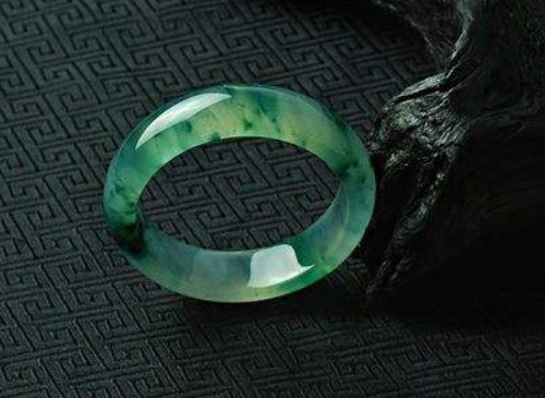 黄金可以和玉镯一起戴吗