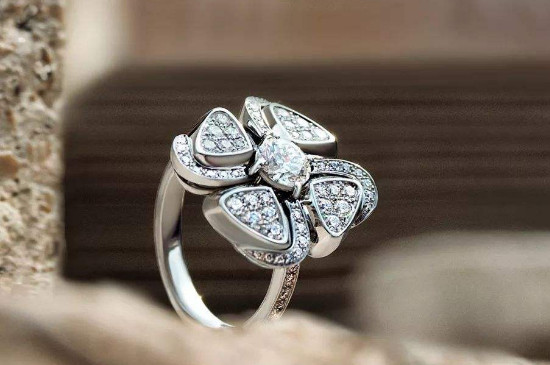 花朵造型钻戒寓意