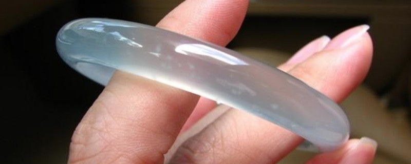 黄金手镯和翡翠手镯能一起戴吗