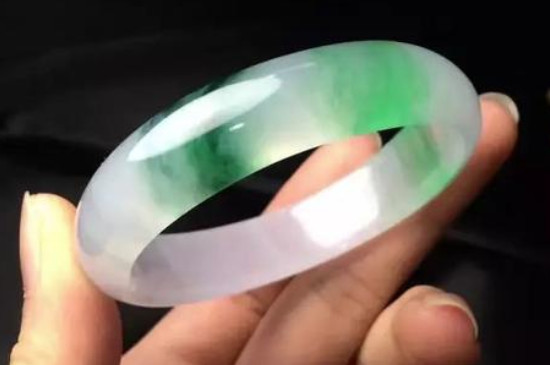 黄金手镯和翡翠手镯能一起戴吗