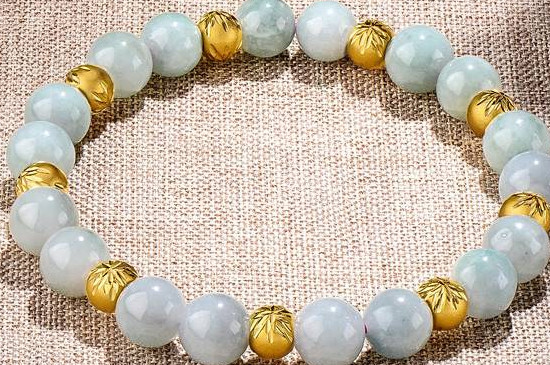 黄金项链可以和玉串在一起戴吗