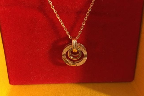 40岁女人戴铂金项链还是黄金