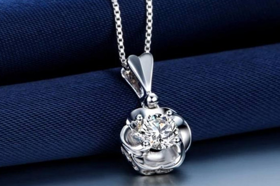 750钻石项链值钱吗