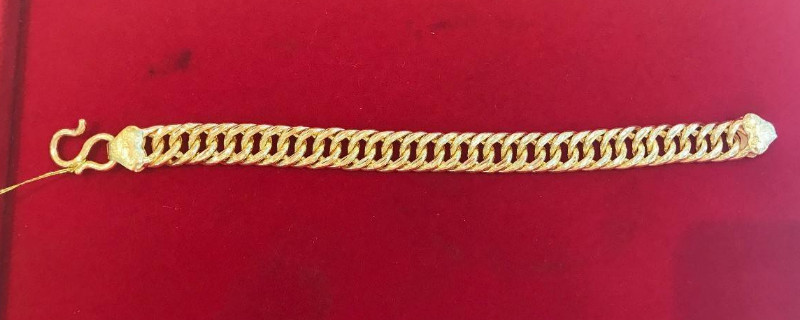 男人戴黄金手链寓意