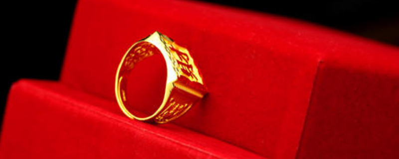 男人戴黄金戒指寓意