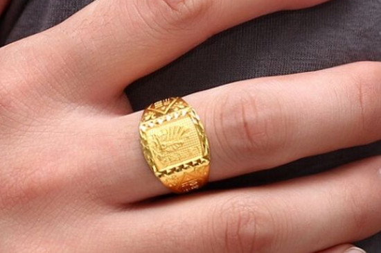 男人戴黄金戒指寓意