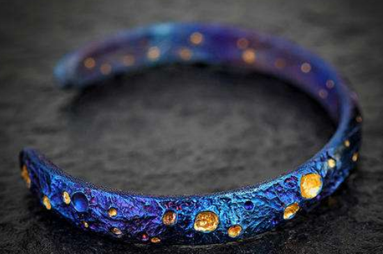 钛合金手镯是黄金吗