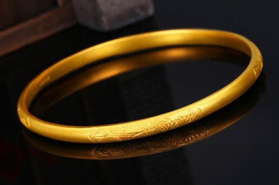 黄金手镯的美好寓意