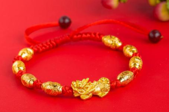 婴儿适合带什么黄金手链,婴儿不适合佩戴手链