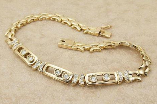 黄金手链多大适合,要根据佩戴者手型决定