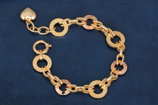 黄金手链多大适合,要根据佩戴者手型决定