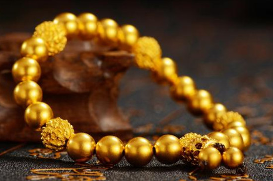 黄金手链多大适合,要根据佩戴者手型决定