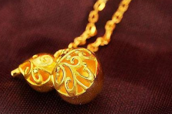 年轻人戴黄金老气吗，选对黄金款式就不老气