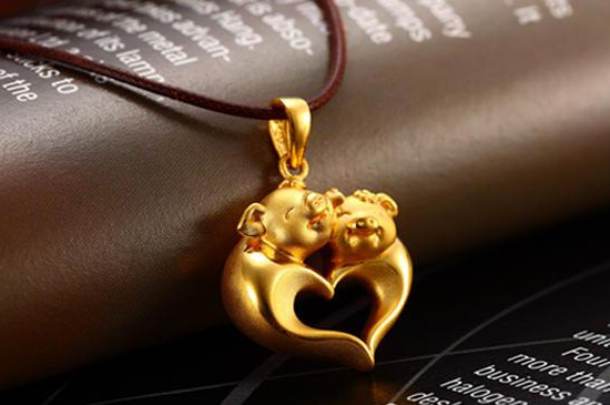 年轻人戴黄金老气吗，选对黄金款式就不老气