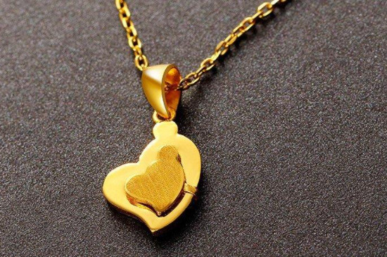 年轻人戴黄金老气吗，选对黄金款式就不老气