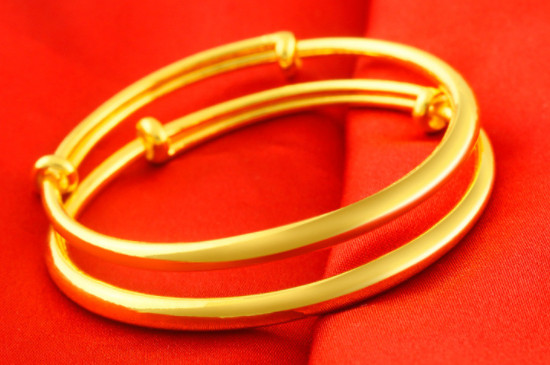 女士黄金手镯应该戴在哪个手上