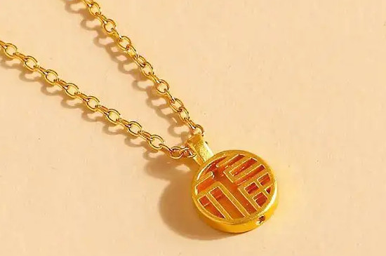 泡温泉黄金会变色吗