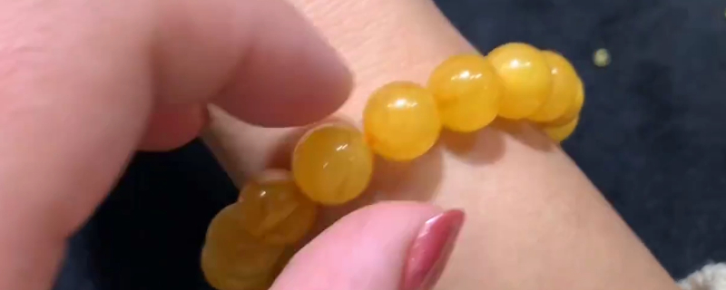 女性戴琥珀好还是蜜蜡好