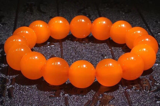 黄金甲手串是什么材质